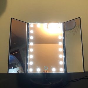 Light up makeup mirror
